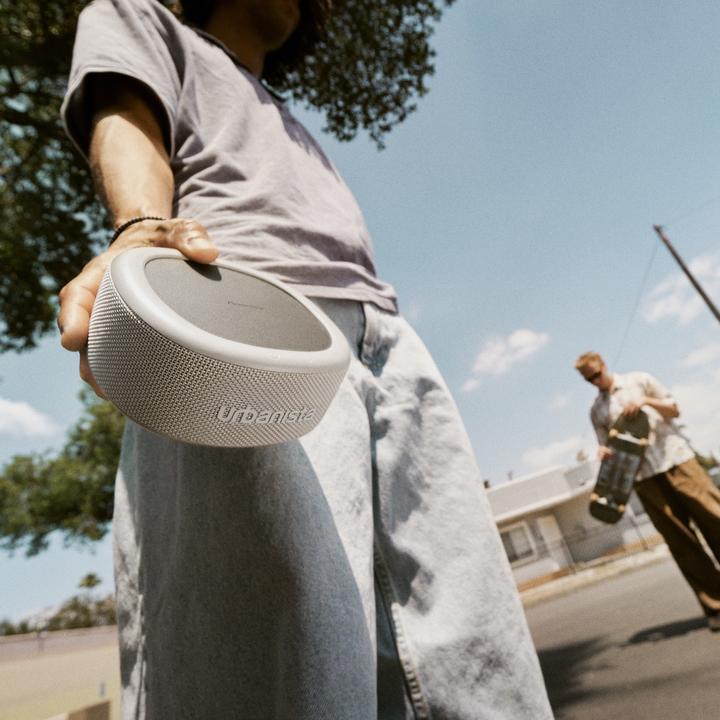 Immagine prodotto Urbanista Altoparlante Bluetooth portatile Malibu Desert Gray con cella solare (24 h, Pannello solare)