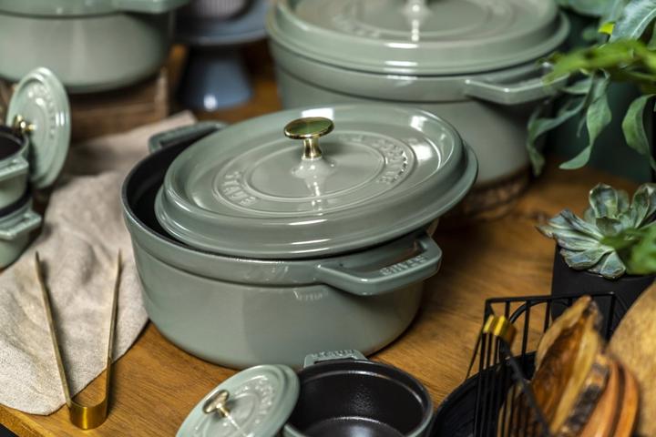 Produktbild Staub Cocotte 28 cm, rund, Eucalyptus, Gusseisen 6.7l (28 cm, Bräter + Schmortopf, Gusseisen)