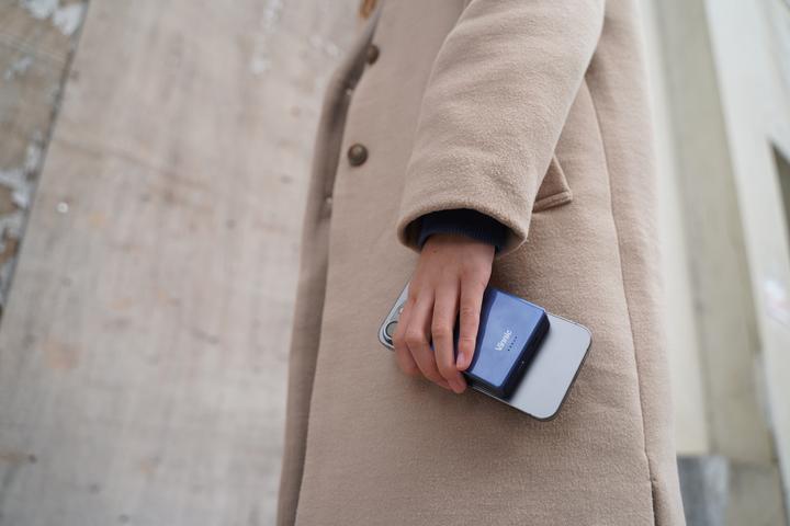 Actual product image Vinnic MANA Magnetic Wireless Powerbank 8,000mAh, clay (8000 mAh, 15 W, 30.80 Wh)