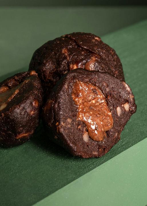Produktbild KoRo Bio Fruchtkugel auf Dattelbasis mit Haselnuss- und Erdnussmusfüllung (Haselnuss, 1 Stk., 420 g)