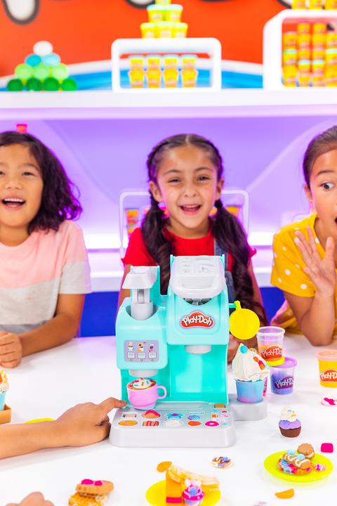 Productafbeelding Play-Doh Kitchen Creations Kneedplezier Café, Café speelset met 20 accessoires en 8 blikken