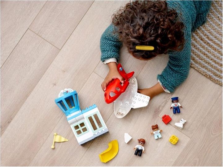 Produktbild LEGO Flugzeug und Flughafen (10961)