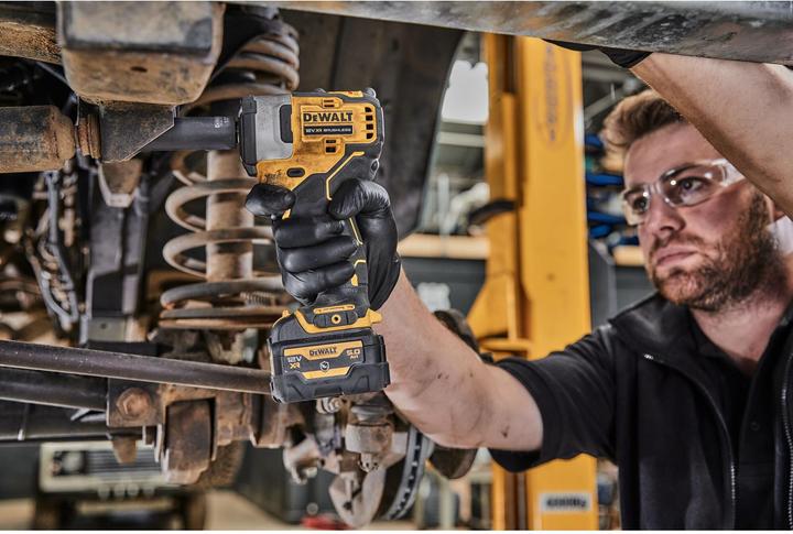 Image du produit DeWalt Clé à chocs 12 Volts / 5 Ah sur batterie (1/2") avec 340 Nm, en version spéciale pour l'automobile (Fonctionnement sur batterie)