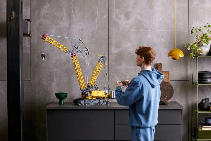 Actual product image LEGO Liebherr LR 13000 crawler crane (42146, LEGO Technic)