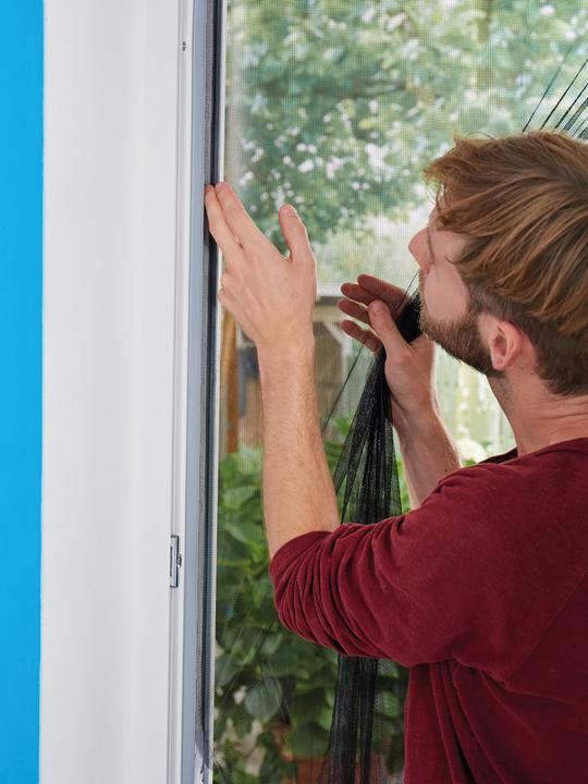 Produktbild tesa Insektenschutz COMFORT für Fenster, mit Klettband, selbstklebend, ohne Bohren (170 x 180 cm)