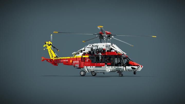Actual product image LEGO Airbus H175 rescue helicopter (42145, LEGO Technic)
