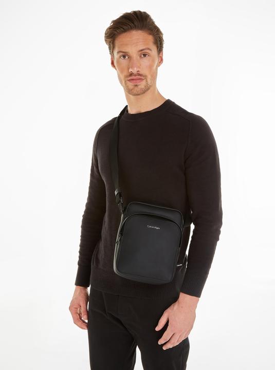 Actual product image Calvin Klein Men's Shoulder Bag Ck Must Pique Reporter S W/Pckt Small, Black (Ck Black), Unit (51% polyester, 49% polyurethane)