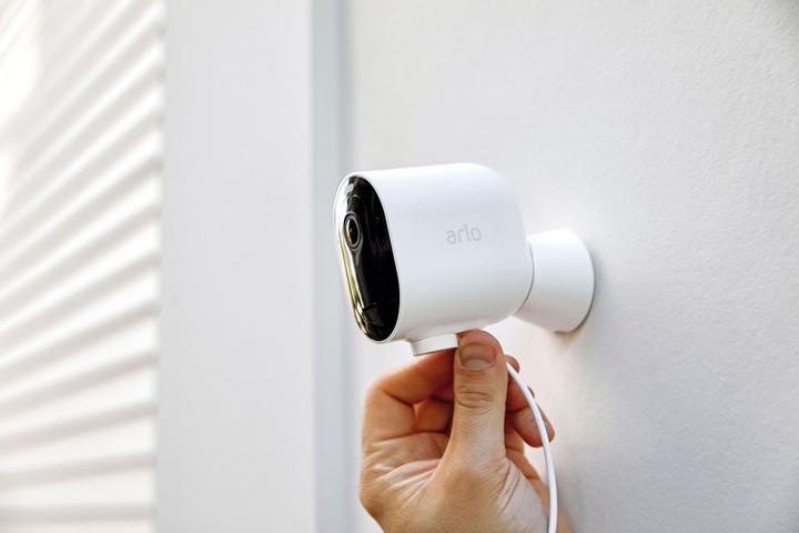 Produktbild Arlo Pro 3 Spotlight Kamera, 3er Set weiss (2560 x 1440 Pixels)