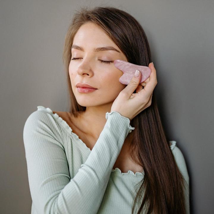 Produktbild JTI Gua Sha Stein für Gesichtsmassage - Rosa
