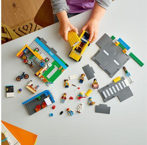 Actual product image LEGO School with school bus (60329, LEGO City)