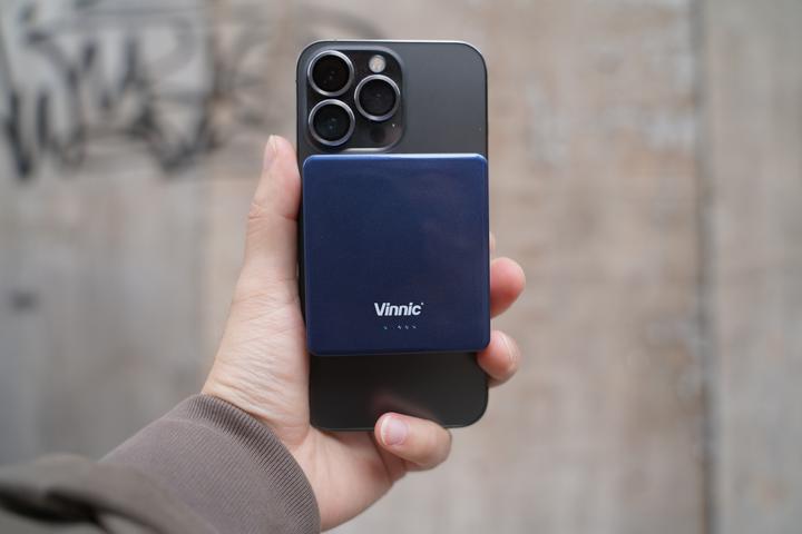 Actual product image Vinnic MANA Magnetic Wireless Powerbank 8,000mAh, clay (8000 mAh, 15 W, 30.80 Wh)