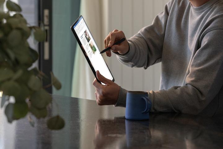 Produktbild Microsoft Surface Pro X (4G, 13", 256 GB, Matte Black)