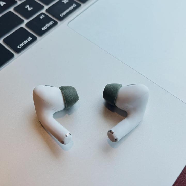 Actual product image Comply Airpods ProGen1&2 Electric Green Medium