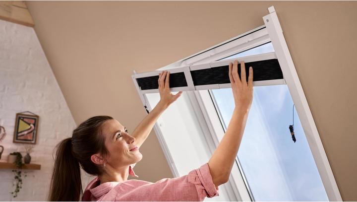 Actual product image tesa Aluminium pleated insect screen for roof windows, roller blind, telescopic, easy installation (164 x 102 cm)