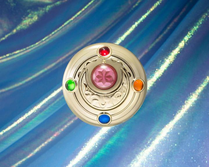 Immagine prodotto Bandai Namco Sailor Moon Proplica Replica Spilla della trasformazione e Set di riempimento della trasformazione