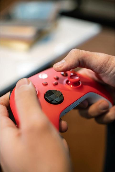 Produktbild Microsoft Xbox Wireless Controller - Pulse Red (PC, Xbox One X, Xbox Series X, Xbox One S, Xbox Series S)