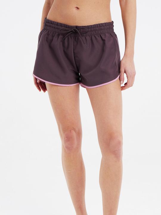 MGA Frauenshorts protestieren gegen Prtbaltic Beachshort