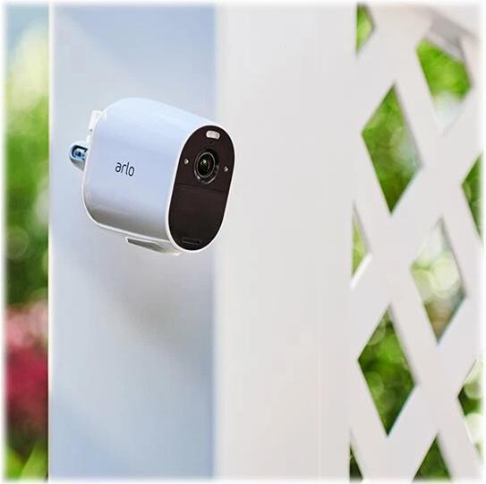 Actual product image Arlo Essential Spotlight, kit 3 cameras white (1920 x 1080 Pixels)