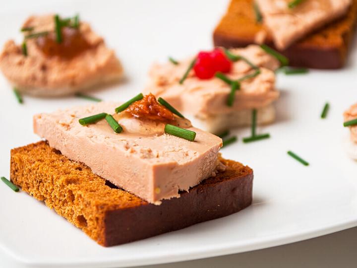 Actual product image Smartbox Gourmet river cruise on the Seine with amuse-bouche, main course and dessert for 2 people (2 pers.)