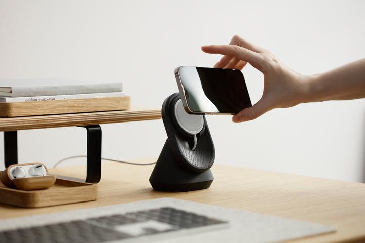 Produktbild Oakywood MagSafe iPhone Stand Multifunktionaler iPhone-Ständer - Walnuss -
