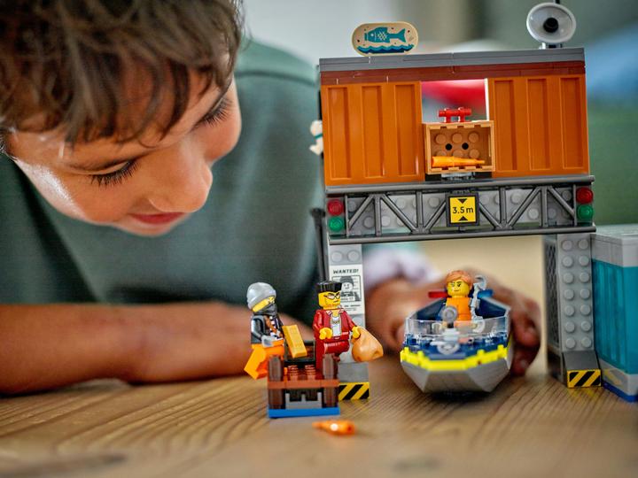 Actual product image LEGO Police Speedboat and Crooks' Hideout (60417, LEGO City)