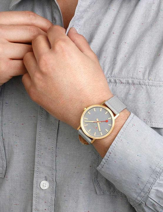 Produktbild Mondaine Classic - von der Natur inspiriert - Ip Gold (Analoguhr, 40 mm)