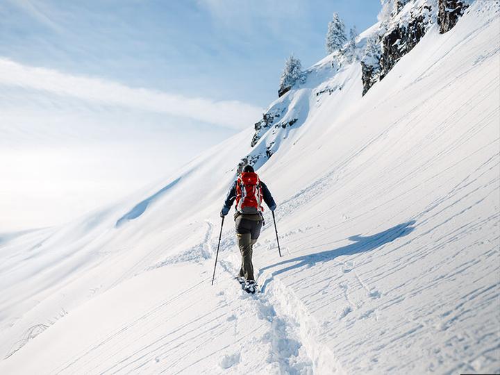 Produktbild Smartbox 1 Übernachtung mit Schneeschuhwanderung bei Nacht im Kanton Graubünden (2 Pers.)