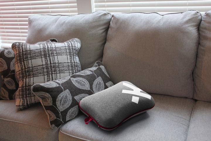 Actual product image Peter Jäckel SKROSS Mini Travel Pillow Grey (Head & neck pillow)