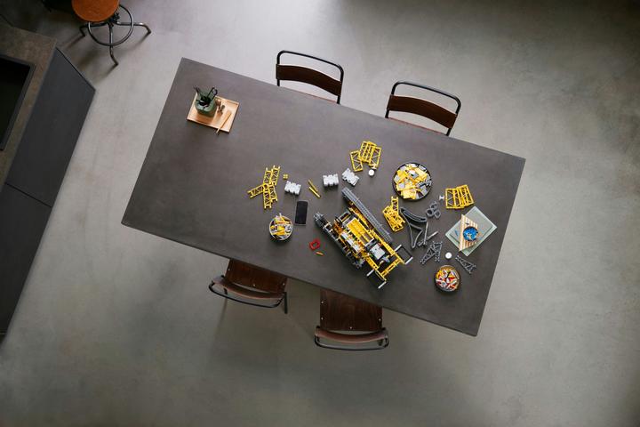 Actual product image LEGO Liebherr LR 13000 crawler crane (42146, LEGO Technic)