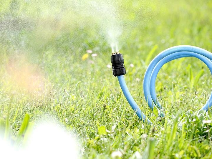 Immagine prodotto Royal Gardineer Tubo flessibile con spruzzatore d'acqua a collo d'oca per il raffreddamento evaporativo (1.90 m)