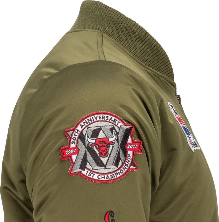 Produktbild Mitchell & Ness M&N Satin Bomber Jacke - PATCHES Chicago Bulls oliv - M (M)