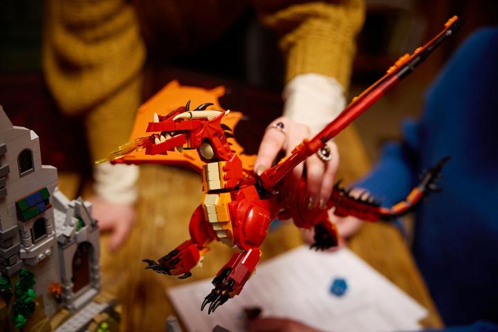 Produktbild LEGO 21348 Dungeons & Dragons: Die Sage vom Roten Drachen (21348, LEGO Ideas, LEGO Seltene Sets)