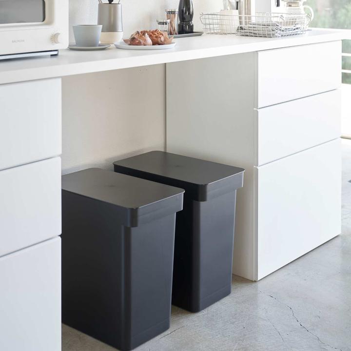 Image du produit Yamazaki Luftdichter Mülleimer mit Rollen TOWER (2250 l)