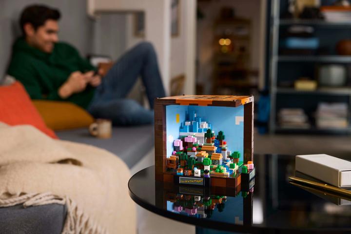 Actual product image LEGO The Crafting Table (21265, LEGO Minecraft)
