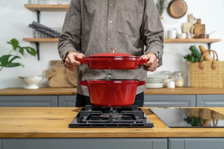 Produktbild Staub Cocotte 2tlg. 24 cm, rund, Kirsch-Rot, Gusseisen (24 cm, Bräter + Schmortopf, Gusseisen)