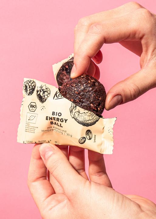 Immagine prodotto KoRo Pallina snack biologica a base di datteri con ripieno dolce al gusto di lampone (Lampone, 30 g)