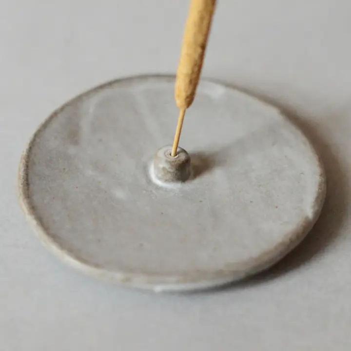 Image du produit Cedar and Myrrh Räucherstäbchenhalter Raw Clay