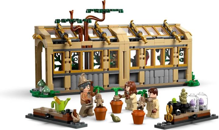 Actual product image LEGO Schloss Hogwarts: Kräuterkundeunterricht (76445, LEGO Harry Potter)