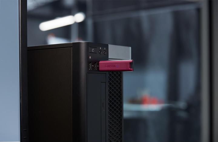 Actual product image Kingston DataTraveler Max (1000 GB, USB-A, USB 3.2)