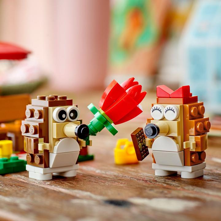 Actual product image LEGO Hedgehogs and their picnic date (40711, LEGO Seasonal Sets)