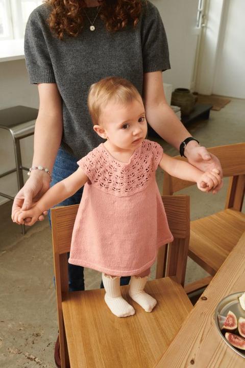 Produktbild Sandnes Garn Anleitungsheft 2505 Sommerbaby Einzelanleitung 2505 Nr. 4 Indy Dress Baby - Englisch
