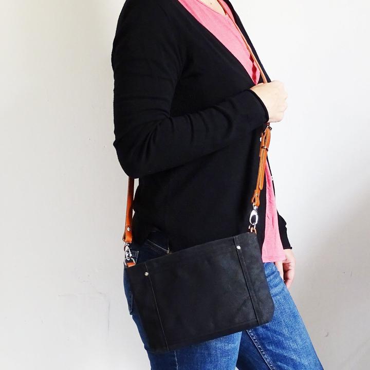 Image du produit Only-Bags.Store Sac croisé en toile cirée, petit format, lanière en cuir, porte-monnaie à fermeture éclair