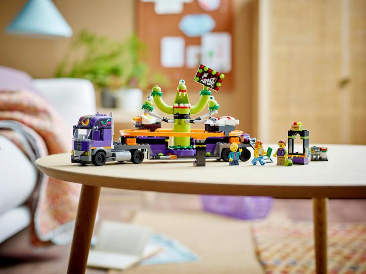 Image du produit LEGO Camion avec carrousel spatial (60313, LEGO City)