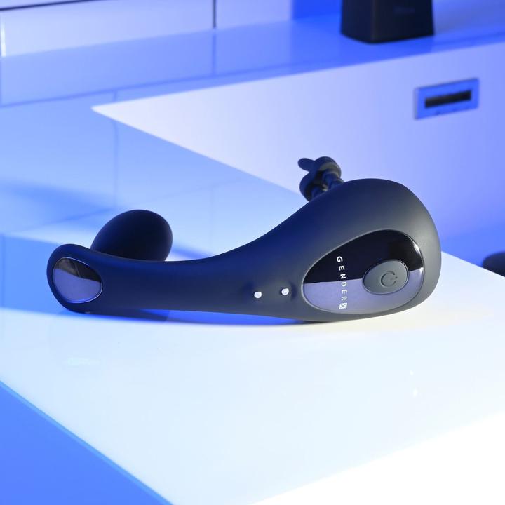 Productafbeelding Gender X Back It Up Vibrerende Plug en Cockring - Zwart