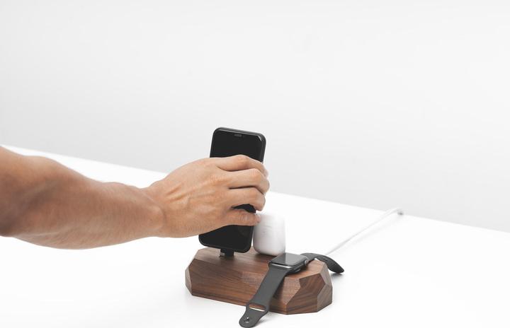 Image du produit Oakywood Triple Dock pour iPhone - Walnoot - Oplader Telefoon - Aripods - Apple Watch