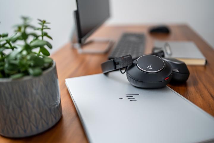 Actual product image Poly Voyager Surround 80 UC (Wireless, Cable, USB-C)