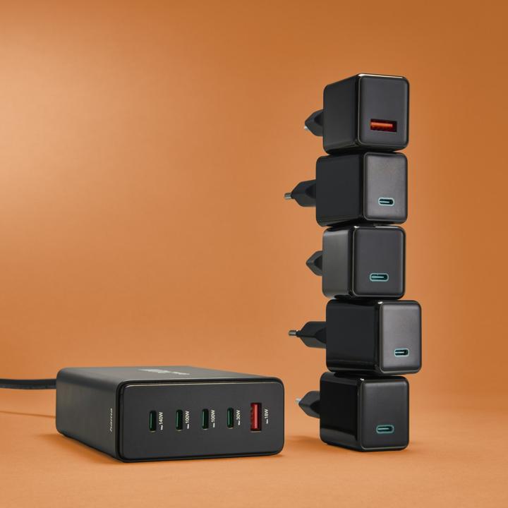 Productafbeelding Hama Laadstation 5 poorten, GaN, snellader, 4xUSB-C, 1xUSB-A, PD, 240 W, SW (240 W)