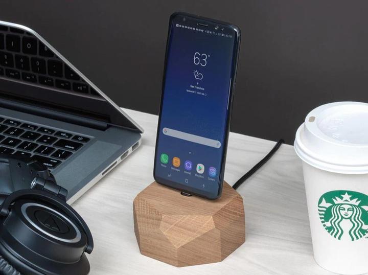 Actual product image Oakywood Geometric Dock - Docking station for smartphones - USB-C