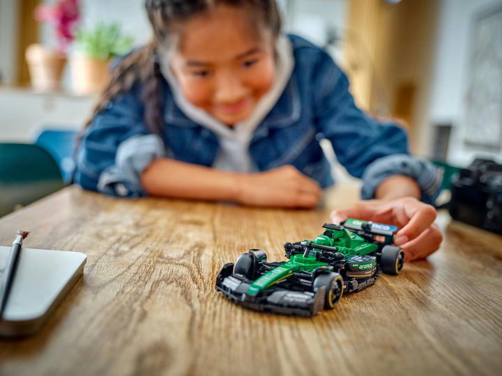 Produktbild LEGO Aston Martin Aramco F1 AMR24 Rennauto (77245, LEGO Speed Champions)