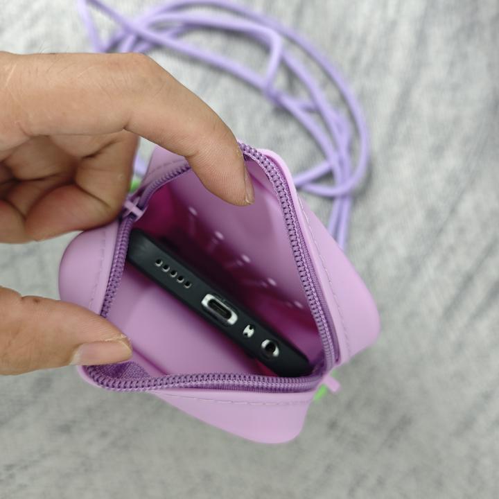Image du produit Only-Bags.Store Chic silicone en forme de biscuit crossbody étui pour téléphone portable avec sangle amovible -
